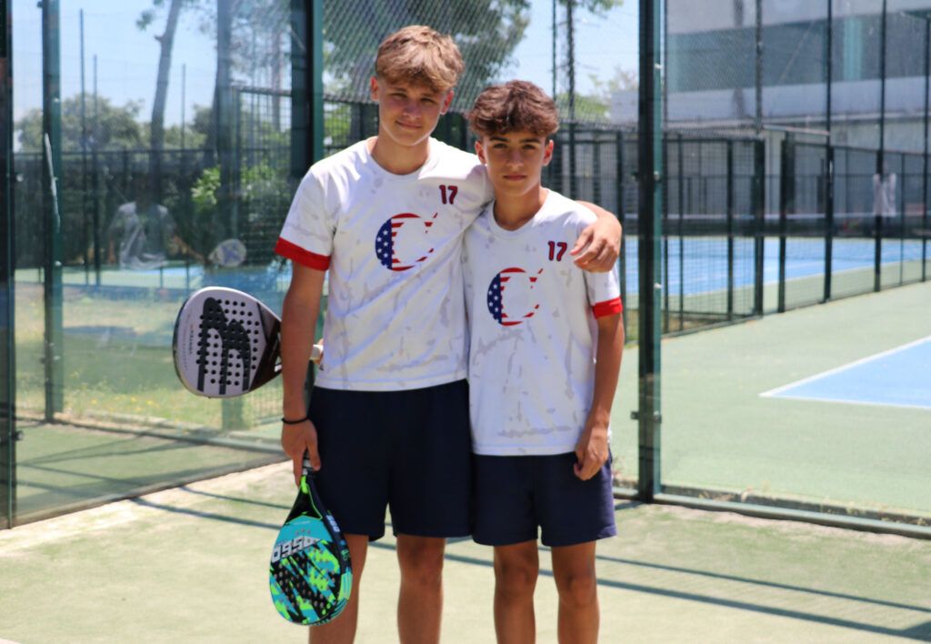 Two students from Casvi International American School playing paddel